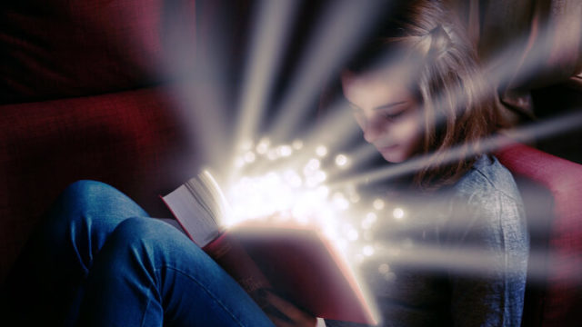 魔法の本を読んでいる少女