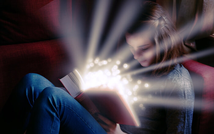魔法の本を読んでいる少女